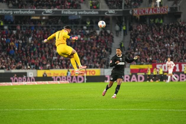 1. Bundesliga: SC Freiburg vs FC St. Pauli, 09.11.2025 Noah Atubolu (SC Freiburg, 1) der mit einem Kopfball vor Louis Oppie (FC St. Pauli, 23) an den Ball kommt 1. Bundesliga: SC Freiburg vs FC St. Pauli, Europa-Park-Stadion, 09.11.2025 DFB DFL REGULATIONS PROHIBIT ANY USE OF PHOTOGRAPHS AS IMAGE SEQUENCES AND OR QUASI-VIDEO. Copyright: xBEAUTIFULxSPORTS Boscox