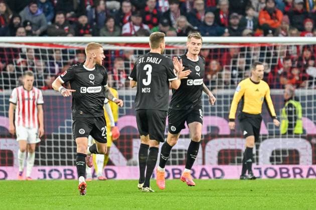 Louis Oppie (FC St. Pauli, 23), Karol Mets (FC St. Pauli, 03), Eric Smith (FC St. Pauli, 08) jubeln nach dem Tor zum 1:2 durch Louis Oppie (FC St. Pauli, 23) GER, SC Freiburg - FC St. Pauli, Fussball, Bundesliga, 10. Spieltag, Saison 2025 2026, 09.11.2025 DFL DFB REGULATIONS PROHIBIT ANY USE OF PHOTOGRAPHS AS IMAGE SEQUENCES AND OR QUASI-VIDEO GER, SC Freiburg - FC St. Pauli, Fussball, Bundesliga, 10. Spieltag, Saison 2025 2026, 09.11.2025 Freiburg Copyright: xEibner-Pressefoto ThomasxHessx EP_THS