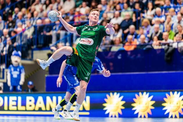 August Baskar Pedersen (TSV Hannover-Burgdorf, 17) beim Siebenmeter 7 Meter Wurf GER, TBV Lemgo Lippe vs. TSV Hannover-Burgdorf, Handball, 1. Bundesliga, 11. Spieltag, Spielzeit 2025 2026, 09.11.2025 GER, TBV Lemgo Lippe vs. TSV Hannover-Burgdorf, Handball, 1. Bundesliga, 11. Spieltag, Spielzeit 2025 2026, 09.11.2025 Lemgo Copyright: xEibner-Pressefoto JanxRollingerx EP_JSK