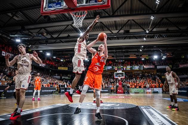 1. Basketball Bundesliga, easyCredit BBL, Saison 2025 2026, Herren, Hauptrunde, 7. Spieltag, 09.11.2025, RASTA Vechta - FC Bayern München Basketball Philipp Herkenhoff ( 14 - RASTA Vechta) beim Korbleger Vechta RASTA Dome Niedersachsen Deutschland