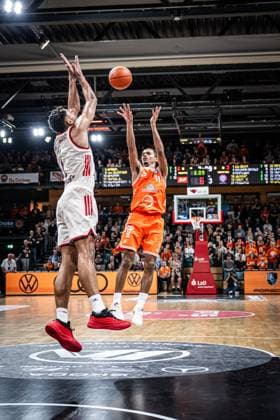 1. Basketball Bundesliga, easyCredit BBL, Saison 2025 2026, Herren, Hauptrunde, 7. Spieltag, 09.11.2025, RASTA Vechta - FC Bayern München Basketball Alonzo Verge ( 11 - RASTA Vechta) beim Jumpshot Vechta RASTA Dome Niedersachsen Deutschland