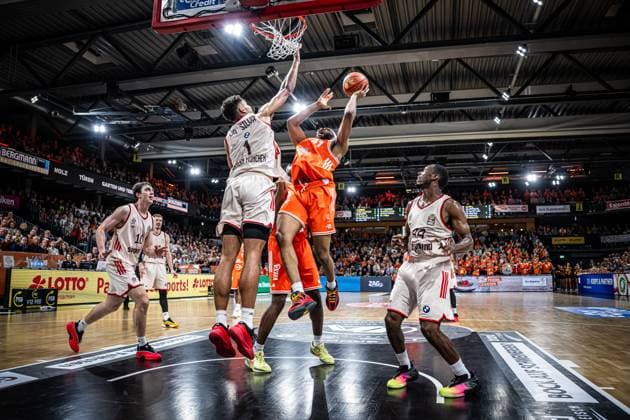 1. Basketball Bundesliga, easyCredit BBL, Saison 2025 2026, Herren, Hauptrunde, 7. Spieltag, 09.11.2025, RASTA Vechta - FC Bayern München Basketball Lloyd Pandi ( 41 - RASTA Vechta) beim Korbleger Vechta RASTA Dome Niedersachsen Deutschland