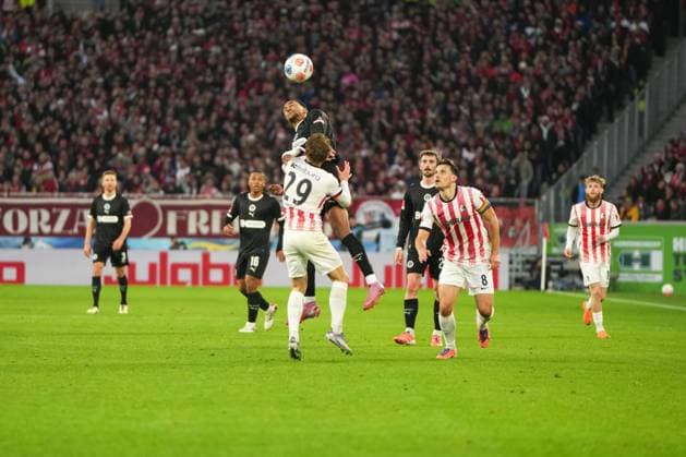 1. Bundesliga: SC Freiburg vs FC St. Pauli, 09.11.2025 Kopfballduell zwischen Louis Oppie (FC St. Pauli, 23) und Philipp Treu (SC Freiburg, 29) 1. Bundesliga: SC Freiburg vs FC St. Pauli, Europa-Park-Stadion, 09.11.2025 DFB DFL REGULATIONS PROHIBIT ANY USE OF PHOTOGRAPHS AS IMAGE SEQUENCES AND OR QUASI-VIDEO. Copyright: xBEAUTIFULxSPORTS Boscox