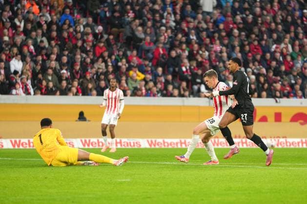 1. Bundesliga: SC Freiburg vs FC St. Pauli, 09.11.2025 Noah Atubolu (SC Freiburg, 1) der vor Andréas Hountondji (FC St. Pauli, 27) an den Ball kommt während Matthias Ginter (SC Freiburg, 28) blockt 1. Bundesliga: SC Freiburg vs FC St. Pauli, Europa-Park-Stadion, 09.11.2025 DFB DFL REGULATIONS PROHIBIT ANY USE OF PHOTOGRAPHS AS IMAGE SEQUENCES AND OR QUASI-VIDEO. Copyright: xBEAUTIFULxSPORTS Boscox
