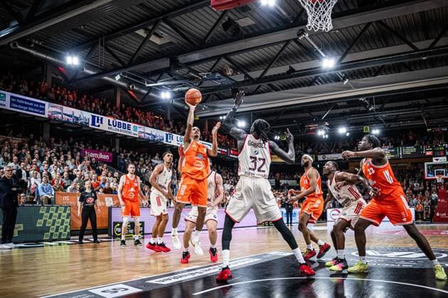1. Basketball Bundesliga, easyCredit BBL, Saison 2025 2026, Herren, Hauptrunde, 7. Spieltag, 09.11.2025, RASTA Vechta - FC Bayern München Basketball Alonzo Verge ( 11 - RASTA Vechta) beim Korbleger Vechta RASTA Dome Niedersachsen Deutschland