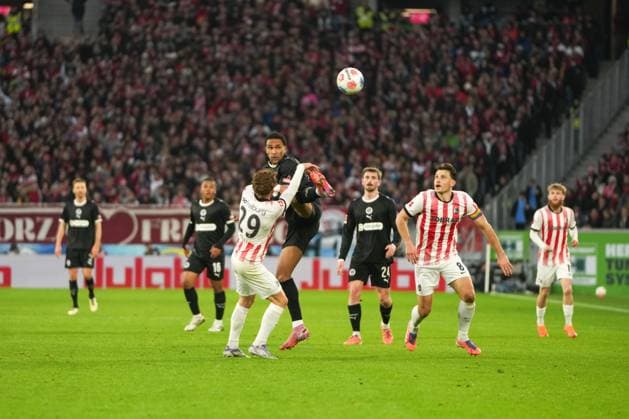 1. Bundesliga: SC Freiburg vs FC St. Pauli, 09.11.2025 Kopfballduell zwischen Louis Oppie (FC St. Pauli, 23) und Philipp Treu (SC Freiburg, 29) 1. Bundesliga: SC Freiburg vs FC St. Pauli, Europa-Park-Stadion, 09.11.2025 DFB DFL REGULATIONS PROHIBIT ANY USE OF PHOTOGRAPHS AS IMAGE SEQUENCES AND OR QUASI-VIDEO. Copyright: xBEAUTIFULxSPORTS Boscox