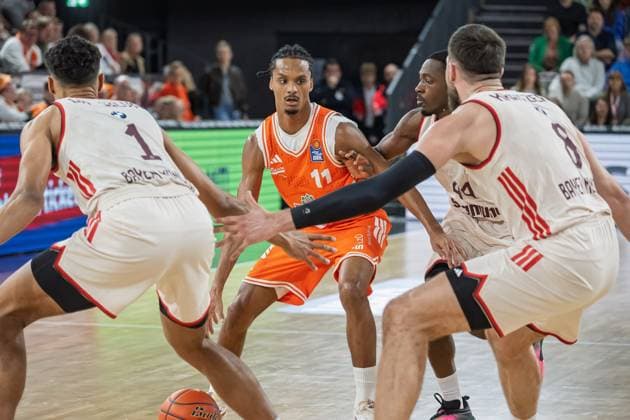 GER, EasyCredit BBL RASTA Vechta vs FC Bayern Muenchen 09.11.2025, RASTA Dome, Vechta, GER, EasyCredit BBL RASTA Vechta vs FC Bayern Muenchen im Bild Alonzo Verge Jr. (Rasta 11)