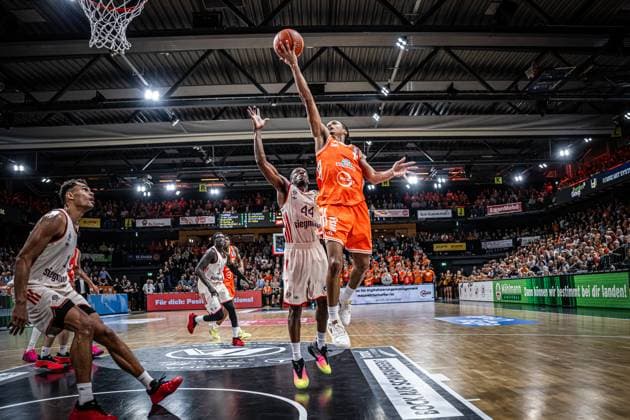 1. Basketball Bundesliga, easyCredit BBL, Saison 2025 2026, Herren, Hauptrunde, 7. Spieltag, 09.11.2025, RASTA Vechta - FC Bayern München Basketball Alonzo Verge ( 11 - RASTA Vechta) beim Korbleger Vechta RASTA Dome Niedersachsen Deutschland