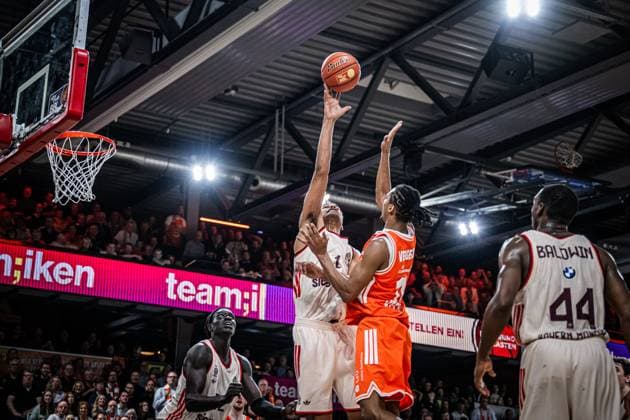 1. Basketball Bundesliga, easyCredit BBL, Saison 2025 2026, Herren, Hauptrunde, 7. Spieltag, 09.11.2025, RASTA Vechta - FC Bayern München Basketball Oscar da Silva ( 1 - FC Bayern München Basketball) beim Block Vechta RASTA Dome Niedersachsen Deutschland
