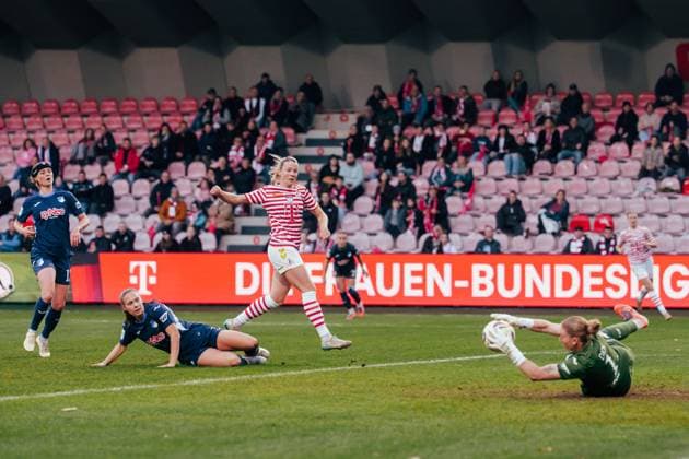 09.11.25, Frauen, Fussball, 1.BL, Saison 2025 2026, 1. FC Köln - TSG 1899 Hoffenheim, 10. Spieltag Sandra Maria Jessen ( 6- 1. FC Köln) Abschluss vor dem Tor, gehalten von Laura Dick ( 1 - TSG 1899 Hoffenheim) Köln Franz-Kremer-Stadion NRW Deutschland