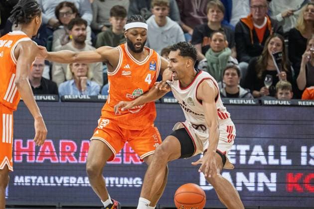 GER, EasyCredit BBL RASTA Vechta vs FC Bayern Muenchen 09.11.2025, RASTA Dome, Vechta, GER, EasyCredit BBL RASTA Vechta vs FC Bayern Muenchen im Bild Oscar da Silva (FCB 1) rv04 Lloyd Pandi (Rasta 41) nordphotoxGmbHxx xKokenge nph00001