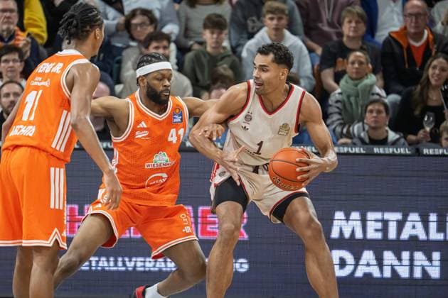 GER, EasyCredit BBL RASTA Vechta vs FC Bayern Muenchen 09.11.2025, RASTA Dome, Vechta, GER, EasyCredit BBL RASTA Vechta vs FC Bayern Muenchen im Bild Oscar da Silva (FCB 1) rv04 Lloyd Pandi (Rasta 41) nordphotoxGmbHxx xKokenge nph00001
