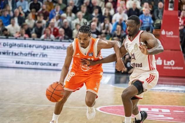 GER, EasyCredit BBL RASTA Vechta vs FC Bayern Muenchen 09.11.2025, RASTA Dome, Vechta, GER, EasyCredit BBL RASTA Vechta vs FC Bayern Muenchen im Bild Alonzo Verge Jr. (Rasta 11) Kamar Baldwin (FCB 44)