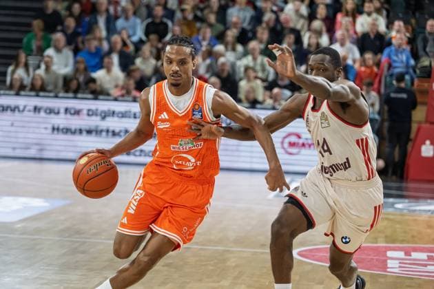 GER, EasyCredit BBL RASTA Vechta vs FC Bayern Muenchen 09.11.2025, RASTA Dome, Vechta, GER, EasyCredit BBL RASTA Vechta vs FC Bayern Muenchen im Bild Alonzo Verge Jr. (Rasta 11) Kamar Baldwin (FCB 44)