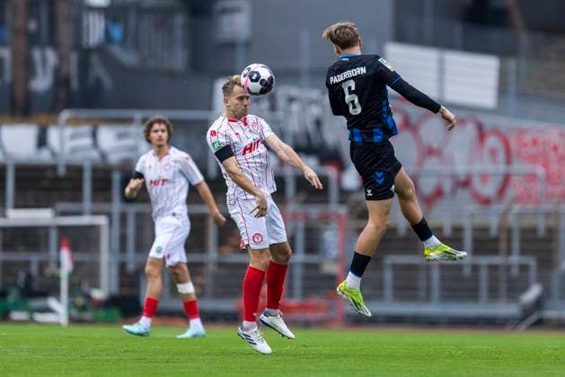 Regionalliga West: Fortuna Köln - SC Paderborn U21, U 21 09.11.2025 Georg Strauch (Fortuna Köln, 11), Julius Bugenhagen (SC Paderborn U21, 6). Regionalliga West, Fortuna Köln - SC Paderborn U21, 15. Spieltag, am 09.11.2025, Südstadion, Köln Copyright: xBEAUTIFULxSPORTS Meuselx