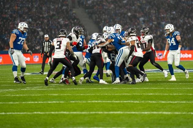 Deutschland, American Football, NFL, American Football Herren, USA Week 10, 2025 2026, Indianapolis Colts - Atlanta Falcons am 09.11. in Berlin (Olympiastadion): Bijan Robinson (RB, Atlanta Falcons) wird gestoppt. Copyright: xSvenxHeidmannx