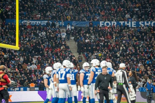 Deutschland, American Football, NFL, American Football Herren, USA Week 10, 2025 2026, Indianapolis Colts - Atlanta Falcons am 09.11. in Berlin (Olympiastadion): Colts Huddle und Fans Copyright: xSvenxHeidmannx