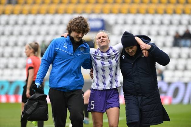 RECORD DATE NOT STATED Paula Flach (5; SGS Essen) wird von zwei Betreuern vom Spielfeld begleitet Verletzung bei Paula Flach (5; SGS Essen) Copyright: xSpeedshotx