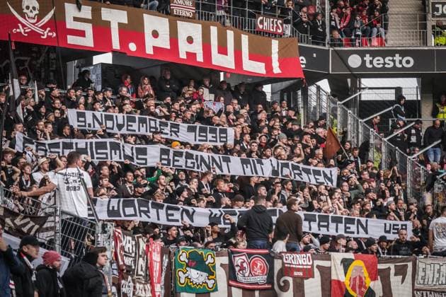Deutschland, Freiburg, Europa, Fussball Bundesliga 2025 26, 10. Spieltag SC Freiburg vs FC St. Pauli, Europa Park Stadion, Gästeblock, FC St. Pauli Fans, Banner 9. November 1938, Faschismus beginnt mit Worten, Erinnerungskultur, Antifaschismus, Fankultur, Engagement, Solidarität, Bundesliga. Freiburg im Breisgau Baden-Württemberg Deutschland Copyright: xJOERANxSTEINSIEKx