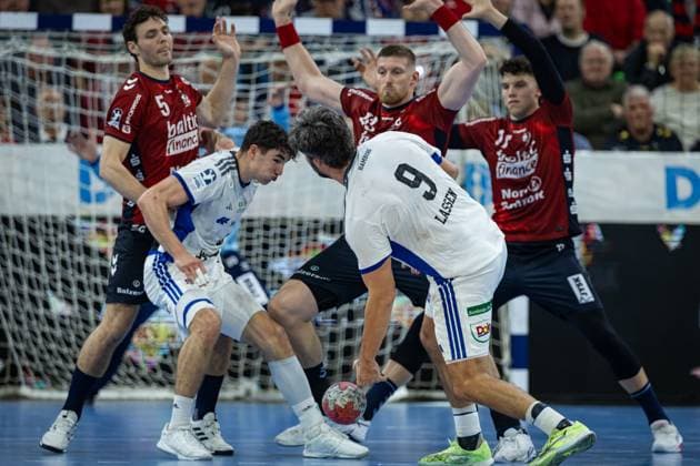 DAIKIN HBL: SG Flensburg-Handewitt vs Handball Verein Hamburg; 09.11.25 Wurf von Jacob Lassen (Nr.09, Handball Sportverein Hamburg) DAIKIN HBL: SG Flensburg-Handewitt vs Handball Sport Verein Hamburg, GP JOULE Arena am 09.11.25 Copyright: xBEAUTIFULxSPORTS MarioxM.xKobergx