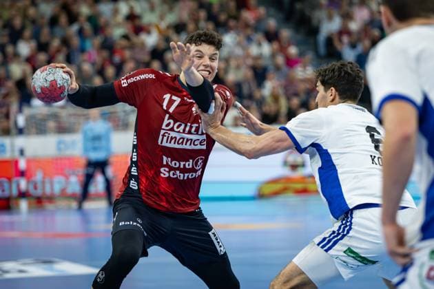 DAIKIN HBL: SG Flensburg-Handewitt vs Handball Verein Hamburg; 09.11.25 Marko Grgic (Nr.17, SG Flensburg-Handewitt) gegen Elias Kofler (Nr.06, Handball Sportverein Hamburg) DAIKIN HBL: SG Flensburg-Handewitt vs Handball Sport Verein Hamburg, GP JOULE Arena am 09.11.25 Copyright: xBEAUTIFULxSPORTS MarioxM.xKobergx
