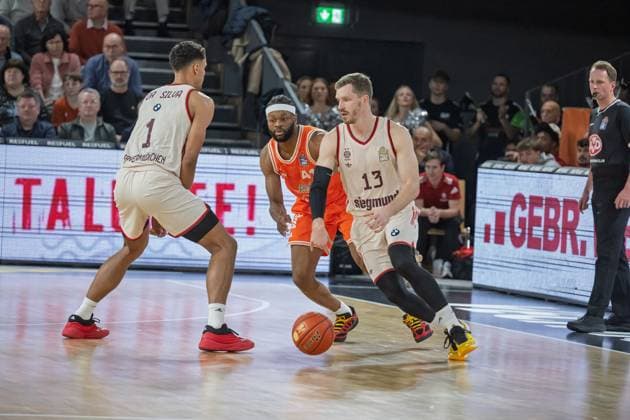 GER, EasyCredit BBL RASTA Vechta vs FC Bayern Muenchen 09.11.2025, RASTA Dome, Vechta, GER, EasyCredit BBL RASTA Vechta vs FC Bayern Muenchen im Bild Vladimir LuÄiÄ‡ (FCB 11) Lloyd Pandi (Rasta 41)