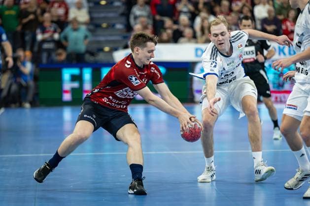 DAIKIN HBL: SG Flensburg-Handewitt vs Handball Verein Hamburg; 09.11.25 Kampf um den Ball Domen Novak (Nr.63, SG Flensburg-Handewitt), Einar Olafsson (Nr.23, Handball Sportverein Hamburg) DAIKIN HBL: SG Flensburg-Handewitt vs Handball Sport Verein Hamburg, GP JOULE Arena am 09.11.25 Copyright: xBEAUTIFULxSPORTS MarioxM.xKobergx