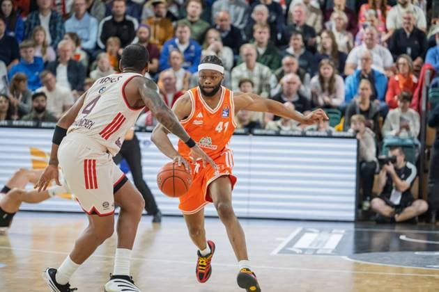 GER, EasyCredit BBL RASTA Vechta vs FC Bayern Muenchen 09.11.2025, RASTA Dome, Vechta, GER, EasyCredit BBL RASTA Vechta vs FC Bayern Muenchen im Bild Lloyd Pandi (Rasta 41) Xavier Rathan-Mayes (FCB 4)
