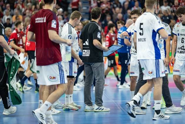 DAIKIN HBL: SG Flensburg-Handewitt vs Handball Verein Hamburg; 09.11.25 Team Handball Sportverein Hamburg in der Auszeit DAIKIN HBL: SG Flensburg-Handewitt vs Handball Sport Verein Hamburg, GP JOULE Arena am 09.11.25 Copyright: xBEAUTIFULxSPORTS MarioxM.xKobergx