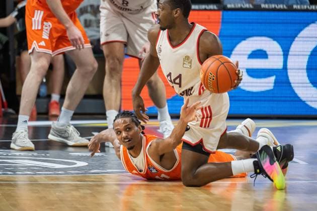 GER, EasyCredit BBL RASTA Vechta vs FC Bayern Muenchen 09.11.2025, RASTA Dome, Vechta, GER, EasyCredit BBL RASTA Vechta vs FC Bayern Muenchen im Bild Alonzo Verge Jr. (Rasta 11) Kamar Baldwin (FCB 44)