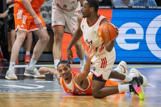 GER, EasyCredit BBL RASTA Vechta vs FC Bayern Muenchen 09.11.2025, RASTA Dome, Vechta, GER, EasyCredit BBL RASTA Vechta vs FC Bayern Muenchen im Bild Alonzo Verge Jr. (Rasta 11) Kamar Baldwin (FCB 44)