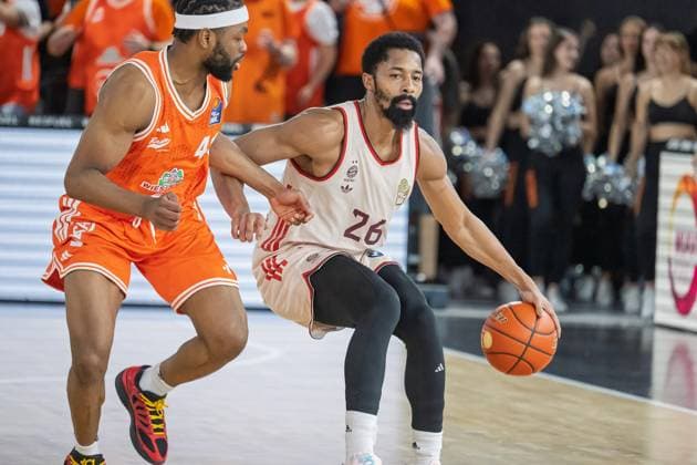 GER, EasyCredit BBL RASTA Vechta vs FC Bayern Muenchen 09.11.2025, RASTA Dome, Vechta, GER, EasyCredit BBL RASTA Vechta vs FC Bayern Muenchen im Bild SPENCER Dinwiddie (FCB 26) Lloyd Pandi (Rasta 41)