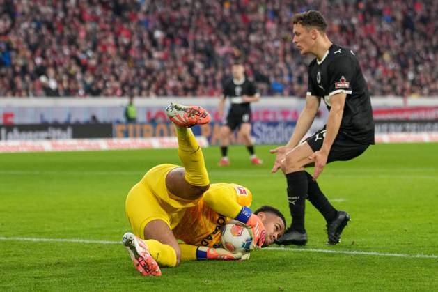Noah Atubolu (SC Freiburg, 01) am Ball , Deutschland, Fussball, 1. Bundesliga, 10.Spieltag, 2025 2026, SC Freiburg vs. FC St. Pauli, 09.11.2025, Europa-Park Stadion, Freiburg, Deutschland DFL REGULATIONS PROHIBIT ANY USE OF PHOTOGRAPHS AS IMAGE SEQUENCES AND OR QUASI-VIDEO. Freiburg Europa-Park Stadion Baden-Württemberg Deutschland Copyright: xArnexAmbergx