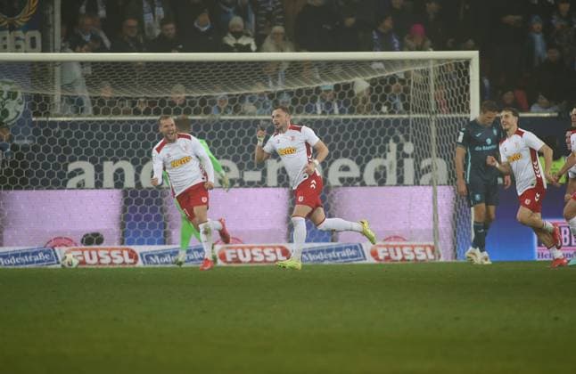Fussball, Herren, 3.Liga, Saison 2025 2026, SSV Jahn Regensburg - TSV 1860 München, Jahnstadion 1:0 durch Lucas Hermes (SSV Jahn Regensburg), Tor, Jubel