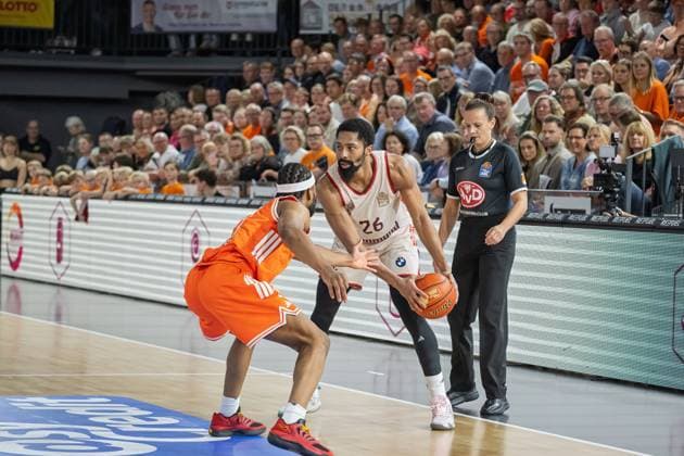 GER, EasyCredit BBL RASTA Vechta vs FC Bayern Muenchen 09.11.2025, RASTA Dome, Vechta, GER, EasyCredit BBL RASTA Vechta vs FC Bayern Muenchen im Bild SPENCER Dinwiddie (FCB 26) Lloyd Pandi (Rasta 41)