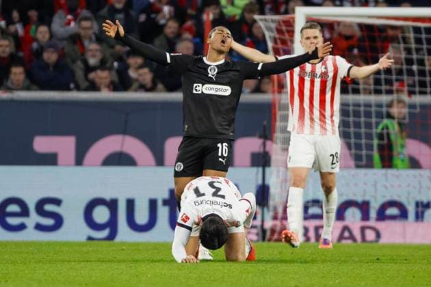 Joel Chima Fujita (FC St. Pauli, 16) und Igor Matanovic (SC Freiburg, 31) , Deutschland, Fussball, 1. Bundesliga, 10.Spieltag, 2025 2026, SC Freiburg vs. FC St. Pauli, 09.11.2025, Europa-Park Stadion, Freiburg im Breisgau, Deutschland Freiburg im Breisgau Europa-Park Stadion Baden-Württemberg Deutschland Copyright: xGrantxHubbsx