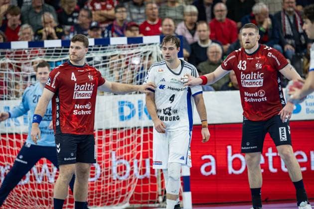 DAIKIN HBL: SG Flensburg-Handewitt vs Handball Verein Hamburg; 09.11.25 Kampf am Kreis Johannes Golla (Nr.04, SG Flensburg-Handewitt), Andreas Magaard (Nr.04, Handball Sportverein Hamburg), Blaz Blagotinsek (Nr.43, SG Flensburg-Handewitt) DAIKIN HBL: SG Flensburg-Handewitt vs Handball Sport Verein Hamburg, GP JOULE Arena am 09.11.25 Copyright: xBEAUTIFULxSPORTS MarioxM.xKobergx