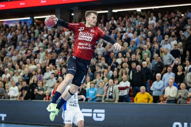 DAIKIN HBL: SG Flensburg-Handewitt vs Handball Verein Hamburg; 09.11.25 Emil Jakobsen (Nr.31, SG Flensburg-Handewitt) im Angriff DAIKIN HBL: SG Flensburg-Handewitt vs Handball Sport Verein Hamburg, GP JOULE Arena am 09.11.25 Copyright: xBEAUTIFULxSPORTS MarioxM.xKobergx