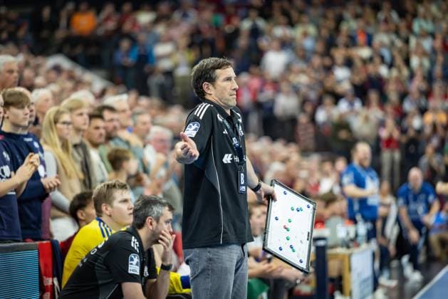 DAIKIN HBL: SG Flensburg-Handewitt vs Handball Verein Hamburg; 09.11.25 Torsten Jansen (Trainer, Handball Sportverein Hamburg) gestikuliert DAIKIN HBL: SG Flensburg-Handewitt vs Handball Sport Verein Hamburg, GP JOULE Arena am 09.11.25 Copyright: xBEAUTIFULxSPORTS MarioxM.xKobergx