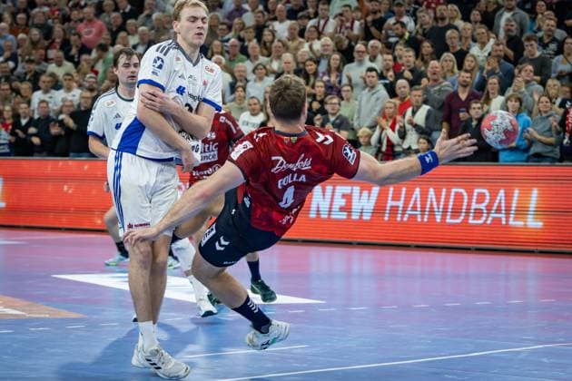 DAIKIN HBL: SG Flensburg-Handewitt vs Handball Verein Hamburg; 09.11.25 Rückhand-Treffer durch Johannes Golla (Nr.04, SG Flensburg-Handewitt) DAIKIN HBL: SG Flensburg-Handewitt vs Handball Sport Verein Hamburg, GP JOULE Arena am 09.11.25 Copyright: xBEAUTIFULxSPORTS MarioxM.xKobergx