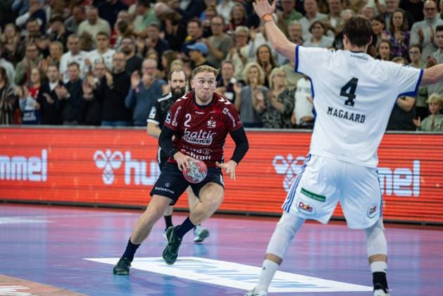 DAIKIN HBL: SG Flensburg-Handewitt vs Handball Verein Hamburg; 09.11.25 Simon Pytlick (Nr.02, SG Flensburg-Handewitt) im Angriff DAIKIN HBL: SG Flensburg-Handewitt vs Handball Sport Verein Hamburg, GP JOULE Arena am 09.11.25 Copyright: xBEAUTIFULxSPORTS MarioxM.xKobergx