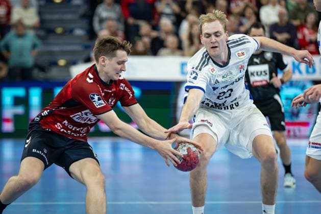DAIKIN HBL: SG Flensburg-Handewitt vs Handball Verein Hamburg; 09.11.25 Kampf um den Ball Domen Novak (Nr.63, SG Flensburg-Handewitt), Einar Olafsson (Nr.23, Handball Sportverein Hamburg) DAIKIN HBL: SG Flensburg-Handewitt vs Handball Sport Verein Hamburg, GP JOULE Arena am 09.11.25 Copyright: xBEAUTIFULxSPORTS MarioxM.xKobergx