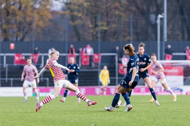 GOOGLE PIXEL Frauen Bundesliga: 1. FC Köln - TSG 1899 Hoffenheim; 09.11.2025 Zweikampf Anna Gerhardt (1. FC Köln, 21), Jamilla Rankin (TSG Hoffenheim, 5) GOOGLE PIXEL Frauen Bundesliga, 1. FC Köln - TSG 1899 Hoffenheim, Köln, Franz-Kremer-Stadion am 09.11.2025 DFB REGULATIONS PROHIBIT ANY USE OF PHOTOGRAPHS AS IMAGE SEQUENCES AND OR QUASI-VIDEO. Copyright: xBEAUTIFULxSPORTS Wunderlx
