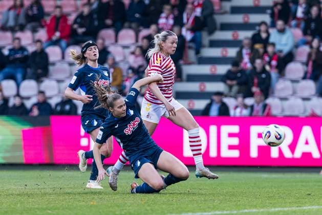 GOOGLE PIXEL Frauen Bundesliga: 1. FC Köln - TSG 1899 Hoffenheim; 09.11.2025 Zweikampf Jamilla Rankin (TSG Hoffenheim, 5), Sandra Maria Jessen (1. FC Köln, 6) GOOGLE PIXEL Frauen Bundesliga, 1. FC Köln - TSG 1899 Hoffenheim, Köln, Franz-Kremer-Stadion am 09.11.2025 DFB REGULATIONS PROHIBIT ANY USE OF PHOTOGRAPHS AS IMAGE SEQUENCES AND OR QUASI-VIDEO. Copyright: xBEAUTIFULxSPORTS Wunderlx