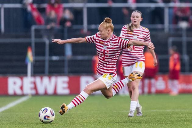 GOOGLE PIXEL Frauen Bundesliga: 1. FC Köln - TSG 1899 Hoffenheim; 09.11.2025 Laura Vogt (1. FC Köln, 8) jagt dem Ball nach GOOGLE PIXEL Frauen Bundesliga, 1. FC Köln - TSG 1899 Hoffenheim, Köln, Franz-Kremer-Stadion am 09.11.2025 DFB REGULATIONS PROHIBIT ANY USE OF PHOTOGRAPHS AS IMAGE SEQUENCES AND OR QUASI-VIDEO. Copyright: xBEAUTIFULxSPORTS Wunderlx