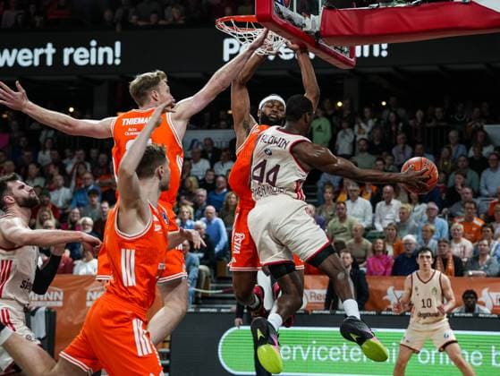 Kamar Baldwin (Basketball Loewen Muenchen, 44) im Dunk gegen Lloyd Pandi (RASTA Vechta, 41) Rasta Vechta vs. FC Bayern Muenchen, Basketball, easyCredit Basketball Bundesliga, 7. Spieltag, Saison 2025 2026, 09.11.2025 Rasta Vechta vs. FC Bayern Muenchen, Basketball, easyCredit Basketball Bundesliga, 7. Spieltag, Saison 2025 2026, 09.11.2025 Vechta Copyright: xEibner-Pressefoto DamianxKruczynx EP_DKI