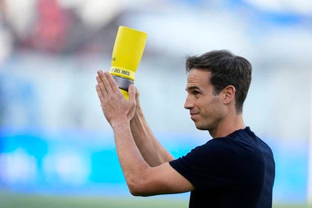November 9, 2025, Madrid, Madrid, Spain: Inigo Perez, head coach of Rayo Vallecano, receives the best coach of the month trophy during the Spanish League, LaLiga EA Sports, football match played between Rayo Vallecano and Real Madrid C.F. at Estadio de Vallecas on November 9, 2025, in Madrid, Spain. Madrid Spain - ZUMAa181 20251109_zaa_a181_109 Copyright: xOscarxJ.xBarrosox