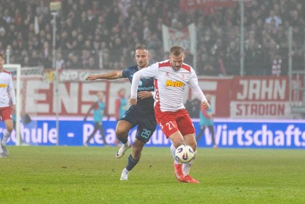 09.11.2025, Fussball, GER, Saison, 3.Liga, Saision 2025 2026, 14. Spieltag, SSV Jahn Regensburg - TSV 1860 München Eric Hottmann (SSV Jahn Regensburg) am Ball gegen Marvin Lee Rittmüller (1860) DFL REGULATIONS PROHIBIT ANY USE OF PHOTOGRAPHS AS IMAGE SEQUENCES AND OR QUASI-VIDEO.