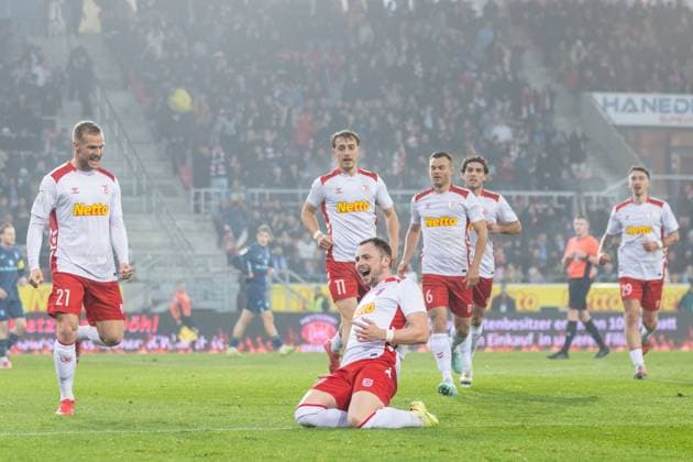 09.11.2025, Fussball, GER, Saison, 3.Liga, Saision 2025 2026, 14. Spieltag, SSV Jahn Regensburg - TSV 1860 München Jubel nach dem 1:0 durch Lucas Hermes (SSV Jahn Regensburg) DFL REGULATIONS PROHIBIT ANY USE OF PHOTOGRAPHS AS IMAGE SEQUENCES AND OR QUASI-VIDEO.