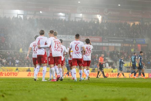 09.11.2025, Fussball, GER, Saison, 3.Liga, Saision 2025 2026, 14. Spieltag, SSV Jahn Regensburg - TSV 1860 München Jubel nach dem 1:0 durch Lucas Hermes (SSV Jahn Regensburg) DFL REGULATIONS PROHIBIT ANY USE OF PHOTOGRAPHS AS IMAGE SEQUENCES AND OR QUASI-VIDEO.